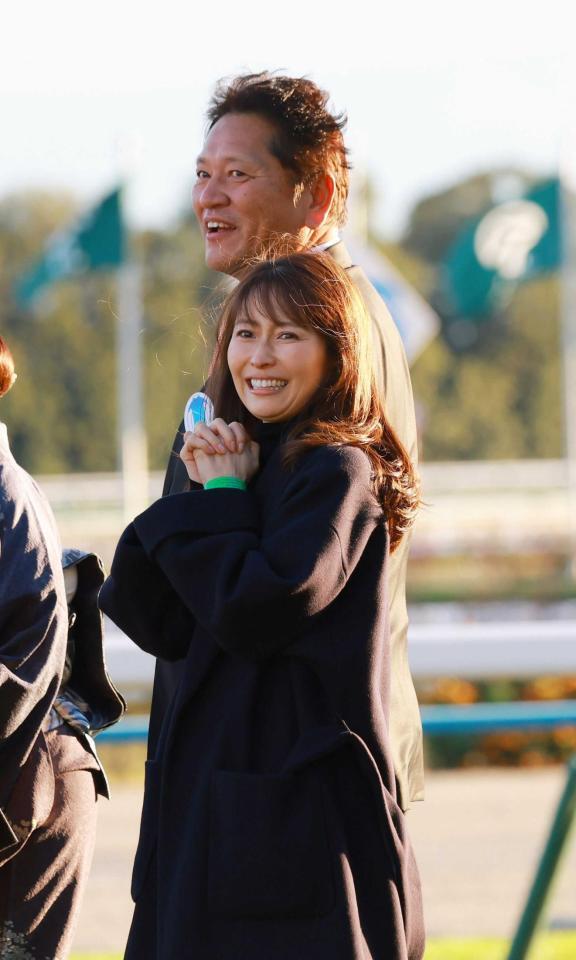 　２４年１２月、馬主関係者として姿を見せた佐々木主浩氏・加奈子夫妻＝京都競馬場