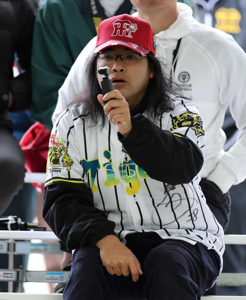 　阪神キャンプを訪れたロッチ・中岡創一＝２月