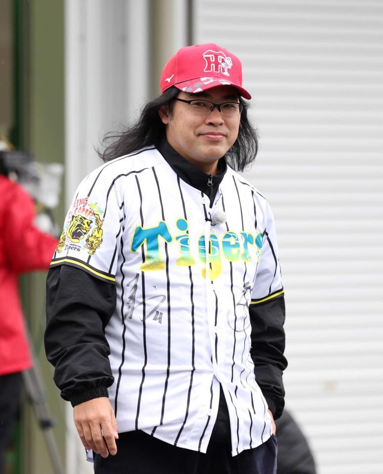 　阪神キャンプを訪れたロッチ・中岡創一＝２月