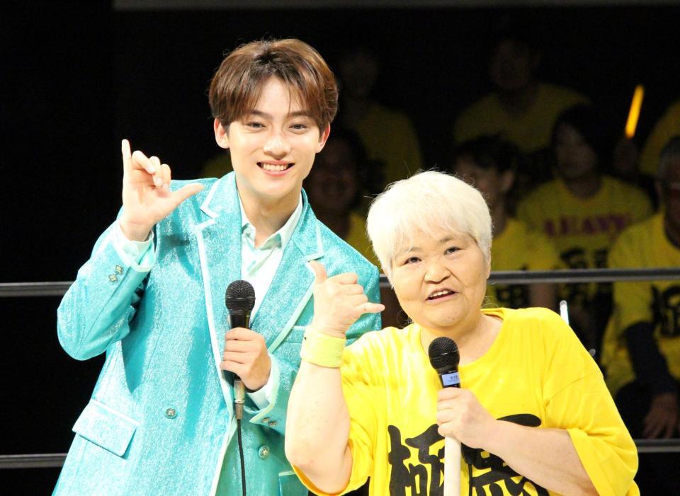 　ポーズを決める辰巳ゆうと（左）とダンプ松本