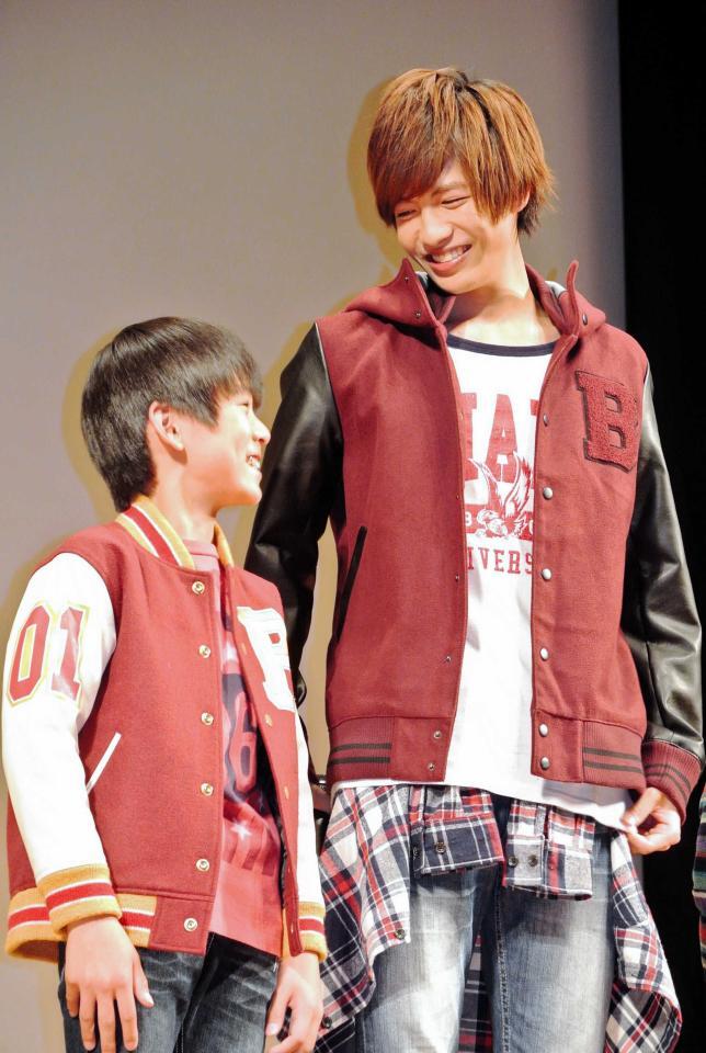 　自身の少年時代を演じた子役と登壇した志尊淳＝１５年５月