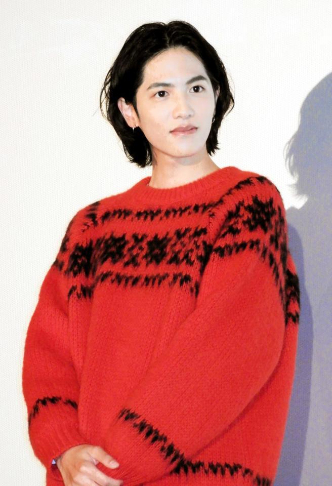 　舞台あいさつに登場した志尊淳＝２１年１０月