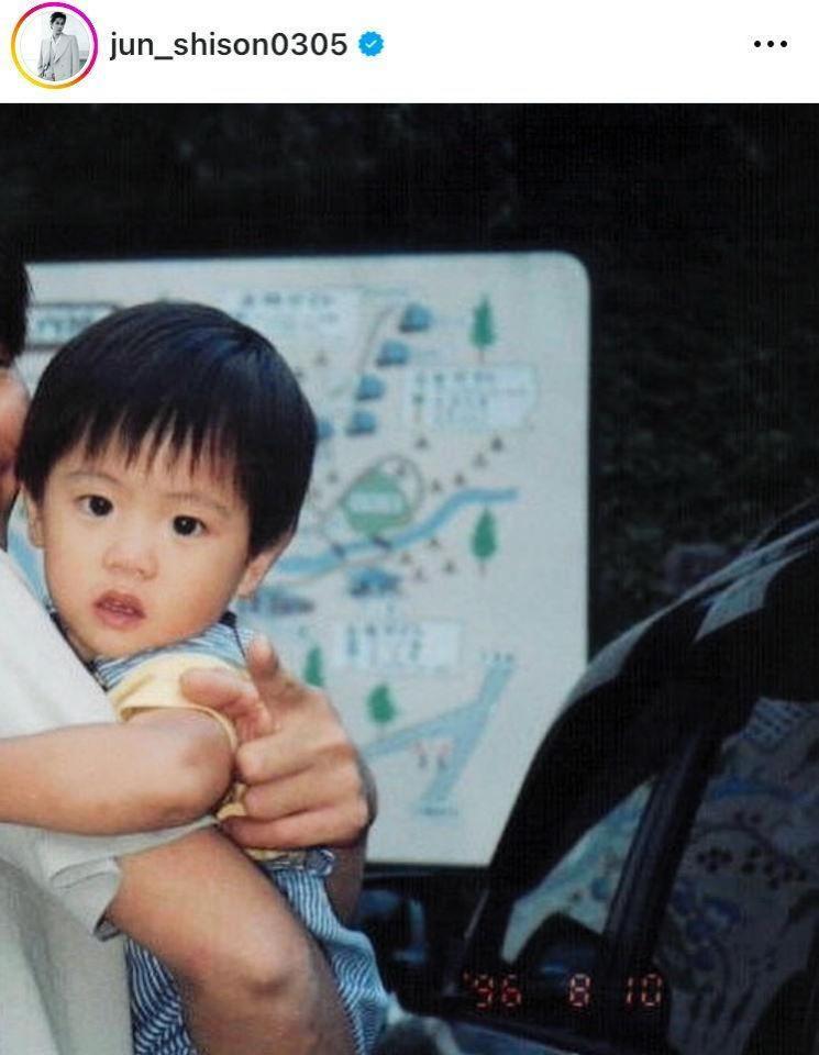 　母に抱っこされた幼少期の志尊淳。２６歳の誕生日、２１年３月５日付のインスタグラム＠ｊｕｎ＿ｓｈｉｓｏｎ０３０５より 