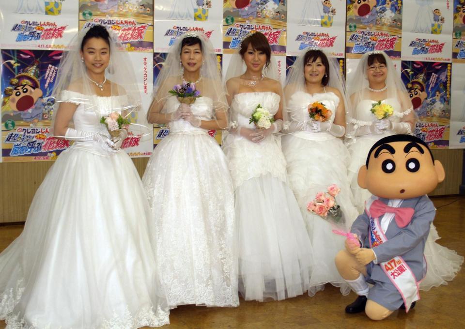 　２０１０年３月、ウエディングドレスで登場した（左から）いとうあさこ、椿鬼奴、はるな愛、黒沢かずこ、近藤春菜
