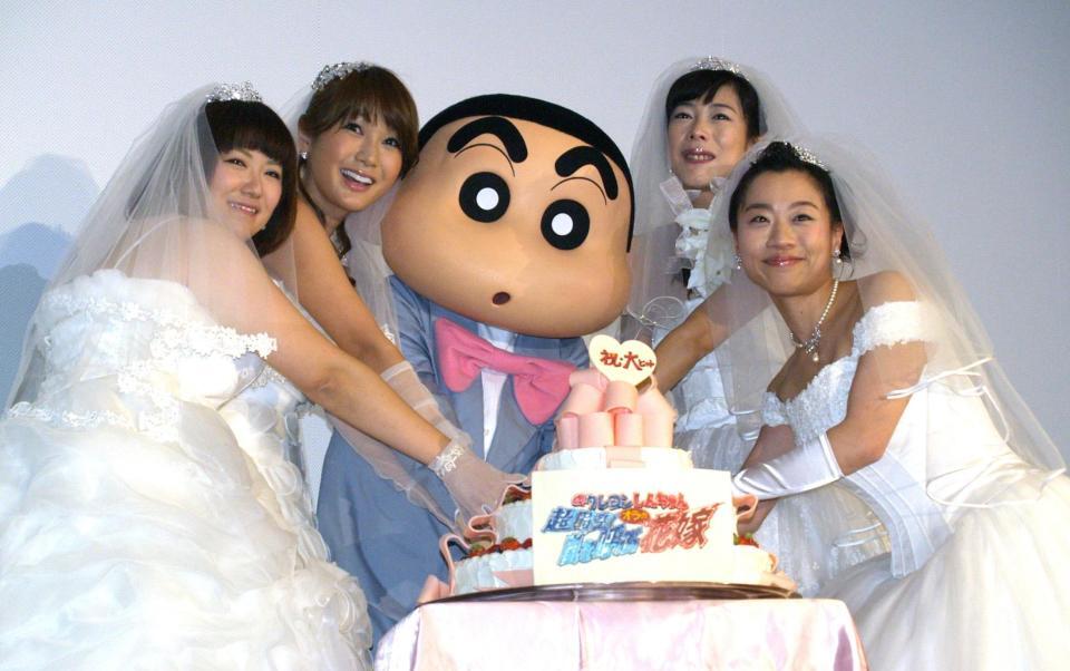 　２０１０年４月、ケーキ入刀に興奮気味の（左から）黒沢かずこ、はるな愛、椿鬼奴、いとうあさこ