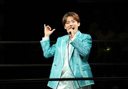 　熱唱する辰巳ゆうと