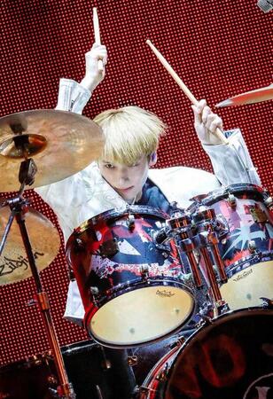 　パフォーマンスするＨＵＥＮＩＮＧＫＡＩ　ⓟ＆©　ＢＩＧＨＩＴ　ＭＵＳＩＣ