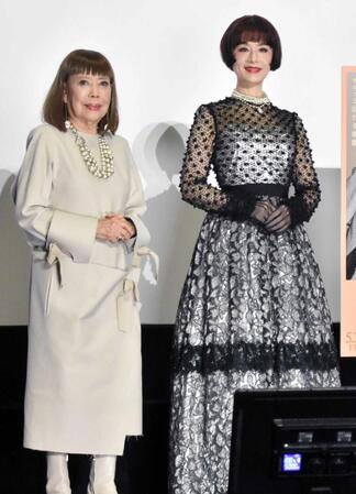 　舞台あいさつに登場した（左から）コシノヒロコ氏、大地真央