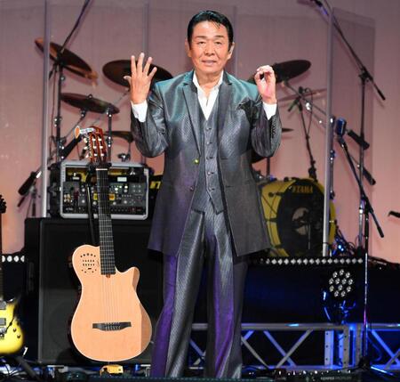 　デビュー５０周年記念。ポーズを決める山本譲二（撮影・堀内翔）