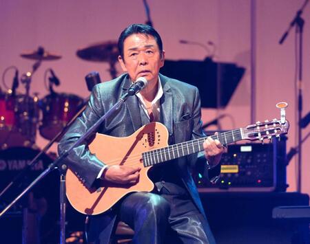 　報道陣の前で歌う山本譲二（撮影・堀内翔）