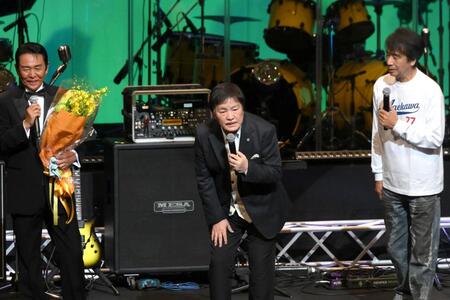 　山本譲二（左端）のデビュー５０周年記念コンサートにサプライズ登場した堀内孝雄（中央）と前川清（右）＝撮影・堀内翔