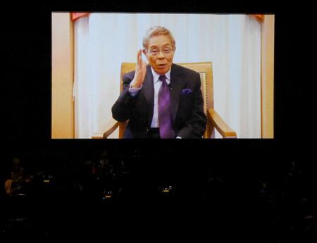 　北島三郎からのコメント映像（撮影・堀内翔）