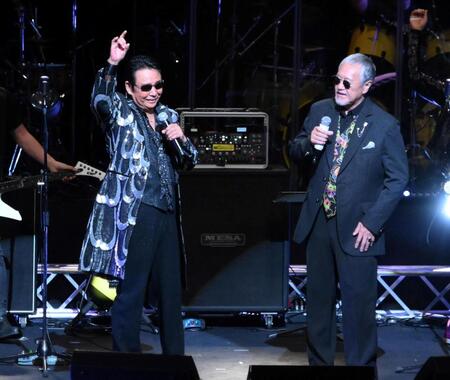 　サプライズ登場した吉幾三（右）と熱唱する山本譲二（撮影・堀内翔）