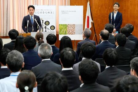 　コメ問題に特化した「集中対応チーム」の発足式で発言する小泉農相（左）