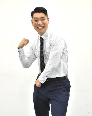 　鍛えた左腕を強調するカンテレ・西中蓮アナウンサー