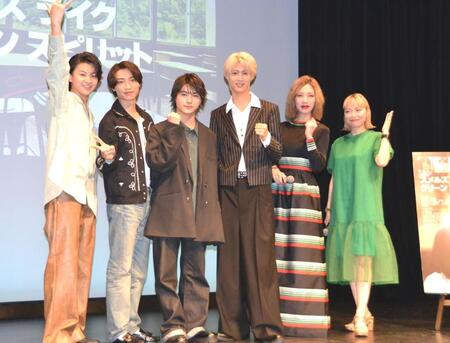 　映画「劇場版　スメルズ　ライク　グリーン　スピリット」完成披露上演会に登場した（左から）藤本洸大、阿部顕嵐、荒木飛羽、曽野舜太、中村中、澤田育子監督
