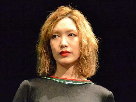 　映画「劇場版　スメルズ　ライク　グリーン　スピリット」完成披露上演会に登場した中村中