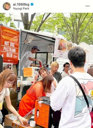 店頭に立つ加護亜依のインスタグラム＠ａｉ．１９８８ｋｇより