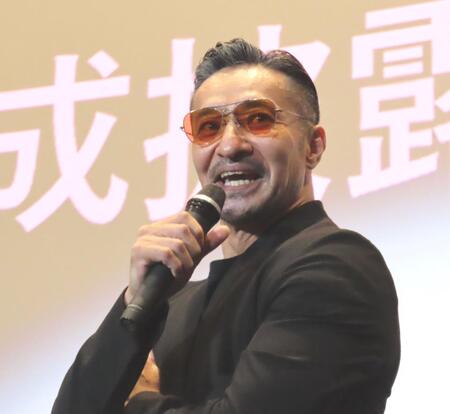 　映画「田村悠人」の完成披露舞台あいさつに登場した山口祥行