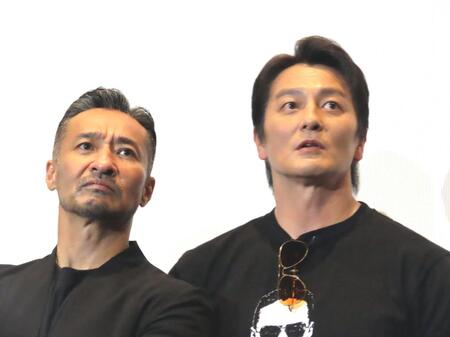 　映画「田村悠人」の完成披露舞台あいさつに登場した山口祥行（左）と本宮泰風
