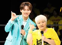 　ポーズを決める辰巳ゆうと（左）とダンプ松本