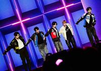 　パフォーマンスするＴＯＭＯＲＲＯＷ　Ｘ　ＴＯＧＥＴＨＥＲ　ⓟ＆©　ＢＩＧＨＩＴ　ＭＵＳＩＣ