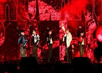 　パフォーマンスするＴＯＭＯＲＲＯＷ　Ｘ　ＴＯＧＥＴＨＥＲ　ⓟ＆©　ＢＩＧＨＩＴ　ＭＵＳＩＣ