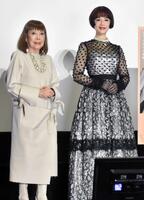 　舞台あいさつに登場した（左から）コシノヒロコ氏、大地真央