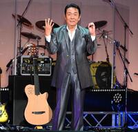 　デビュー５０周年記念。ポーズを決める山本譲二（撮影・堀内翔）