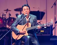 　報道陣の前で歌う山本譲二（撮影・堀内翔）