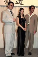 ２００３年１１月、３０歳の頃の本宮泰風（右）。日焼けしているが体はほっそり