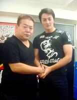 ２０１４年９月、この頃には上半身も格闘家級に。本宮泰風（右）