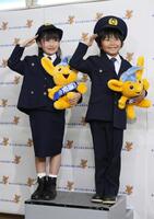 　２０１０年３月、笑顔で敬礼ポーズの佐々木りお（左）と加藤清史郎