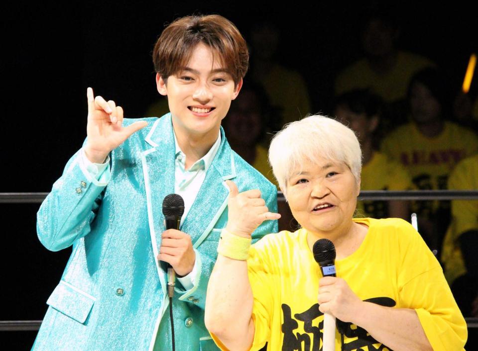 　ポーズを決める辰巳ゆうと（左）とダンプ松本