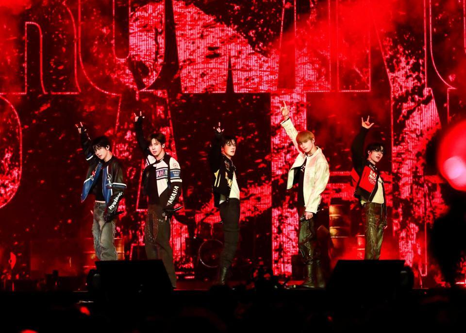 　パフォーマンスするＴＯＭＯＲＲＯＷ　Ｘ　ＴＯＧＥＴＨＥＲ　ⓟ＆©　ＢＩＧＨＩＴ　ＭＵＳＩＣ