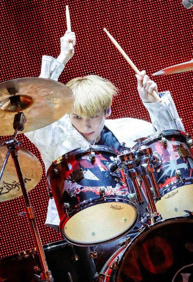 　パフォーマンスするＨＵＥＮＩＮＧＫＡＩ　ⓟ＆©　ＢＩＧＨＩＴ　ＭＵＳＩＣ