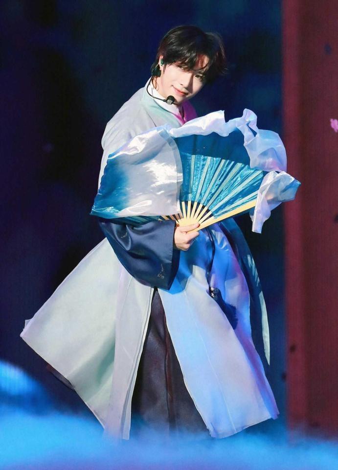 　パフォーマンスするＢＥＯＭＧＹＵ　ⓟ＆©　ＢＩＧＨＩＴ　ＭＵＳＩＣ