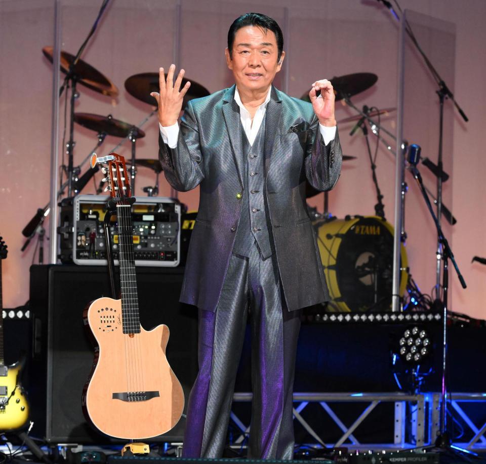 　デビュー５０周年記念。ポーズを決める山本譲二（撮影・堀内翔）