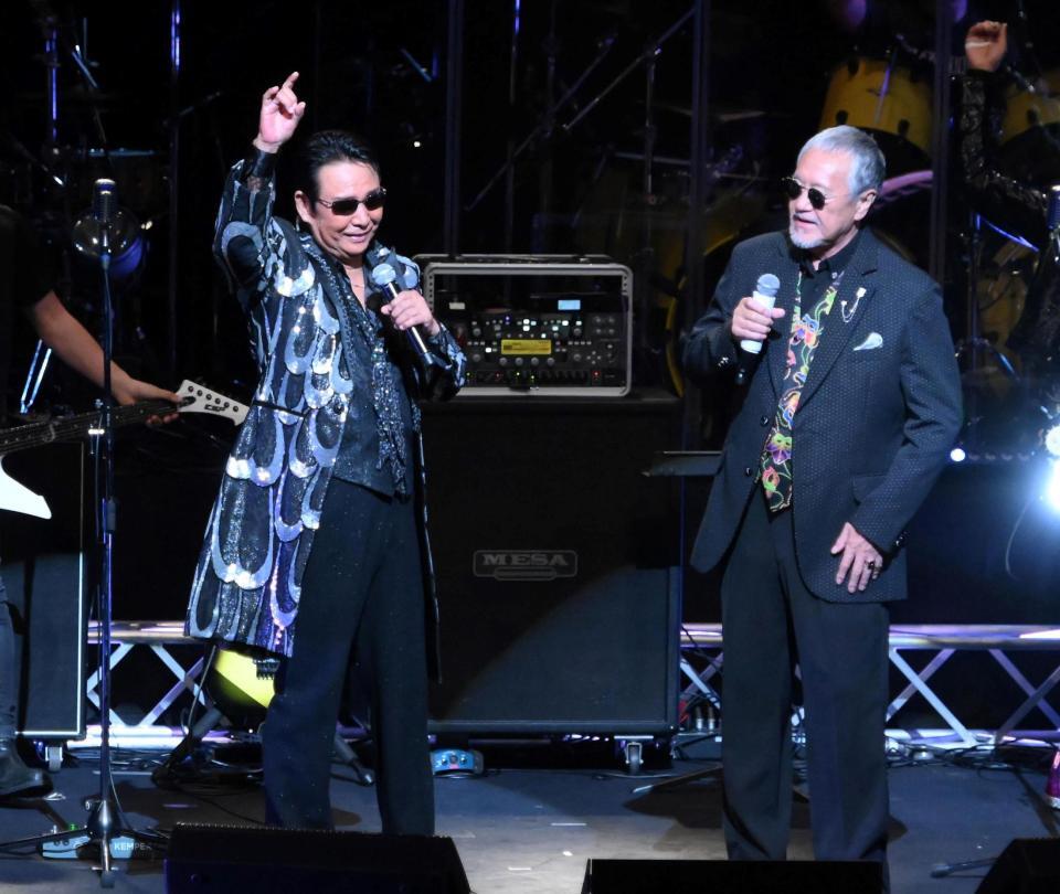 　サプライズ登場した吉幾三（右）と熱唱する山本譲二（撮影・堀内翔）