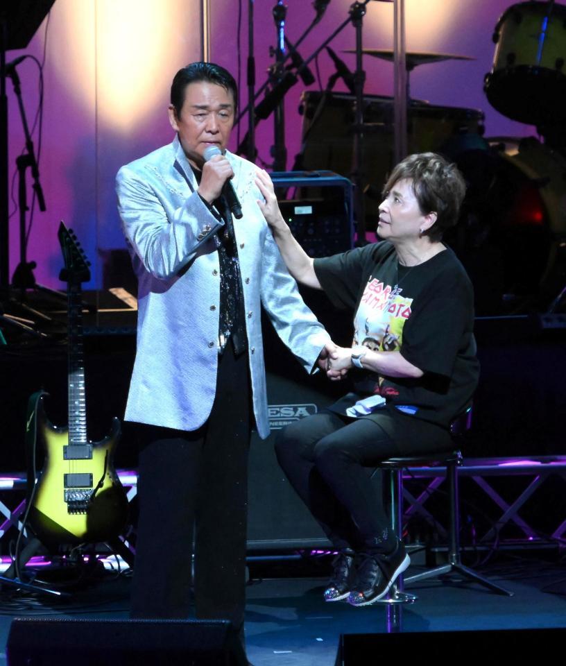 　悦子夫人（右）の前で「妻よ…ありがとう」を熱唱する山本譲二（撮影・堀内翔）