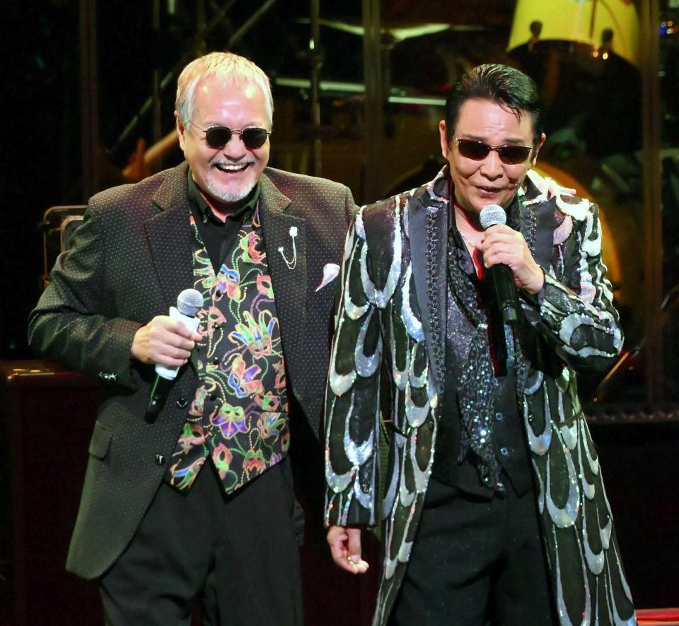 　吉幾三（左）と熱唱する山本譲二（撮影・堀内翔）