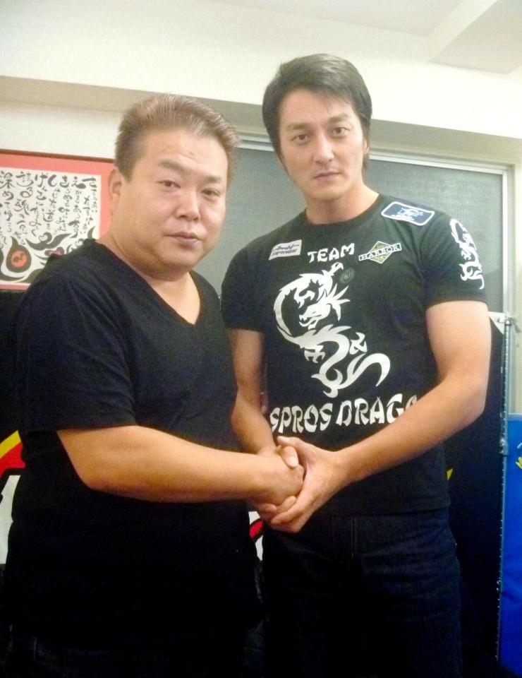 ２０１４年９月、この頃には上半身も格闘家級に。本宮泰風（右）