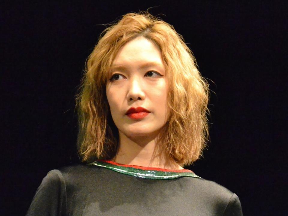 　映画「劇場版　スメルズ　ライク　グリーン　スピリット」完成披露上演会に登場した中村中