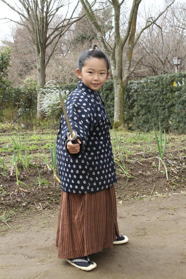 　２０１０年３月、初の侍役でポーズを決める加藤清史郎