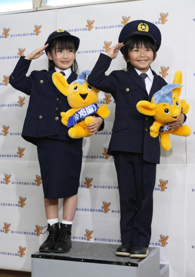 　２０１０年３月、笑顔で敬礼ポーズの佐々木りお（左）と加藤清史郎