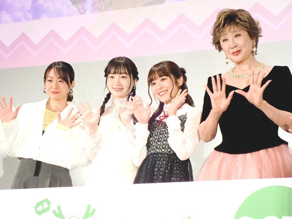　「小林さんちのメイドラゴン」の舞台あいさつを行った（左から）田村睦心、長縄まりあ、桑原由気、小林幸子