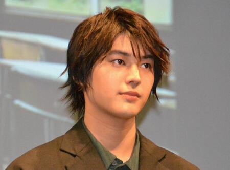 　映画「劇場版　スメルズ　ライク　グリーン　スピリット」完成披露上演会に登場した荒木飛羽