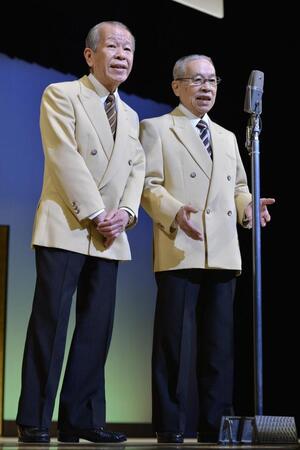 　漫才を披露する「昭和のいる・こいる」ののいるさん（右）とこいるさん＝２０１３年３月