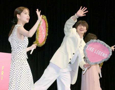 　声援に手を振る大橋和也（右）と畑芽育（撮影・金田祐二）