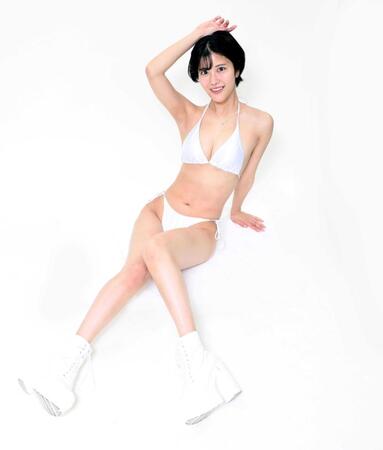 　抜群のプロポーションを披露する仲原ちえ（撮影・堀内翔）